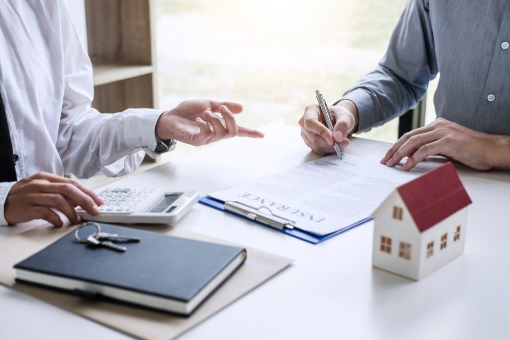 Contrato de locação: entenda como funciona a revisão e rescisão durante a pandemia e aprenda como calcular.