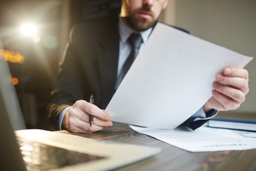 Contrato de representação comercial: representante comercial conferindo todas as clausulas do contrato que está prestes a assinar