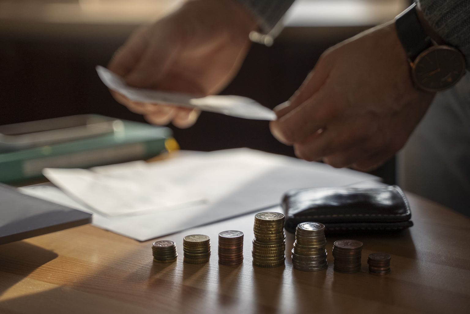 Descubra como evitar a evasão fiscal em empresas e as consequências legais e financeiras dessa prática ilegal.